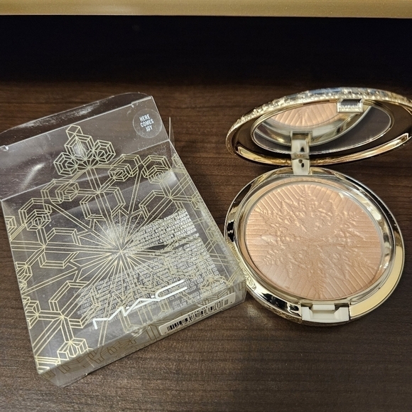 MAC Face Highlighter Powder (Opalescent) in Here Comes Joy (NIB) - Picture 1 of 8